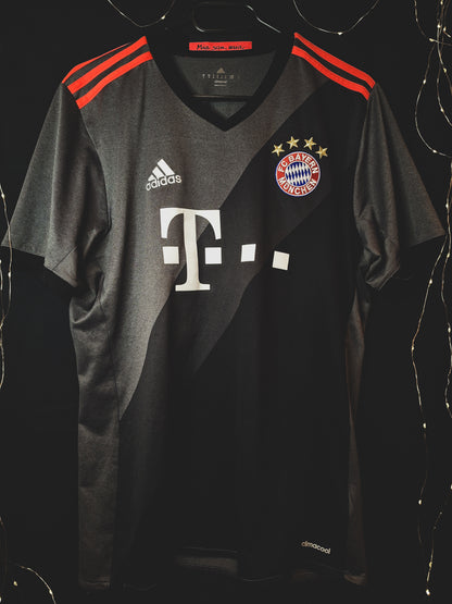 Bayern Munich 2016-2017 away shirt, M