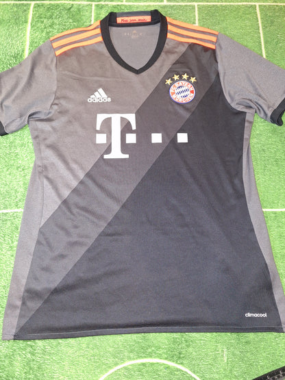 Bayern Munich 2016-2017 away shirt, M