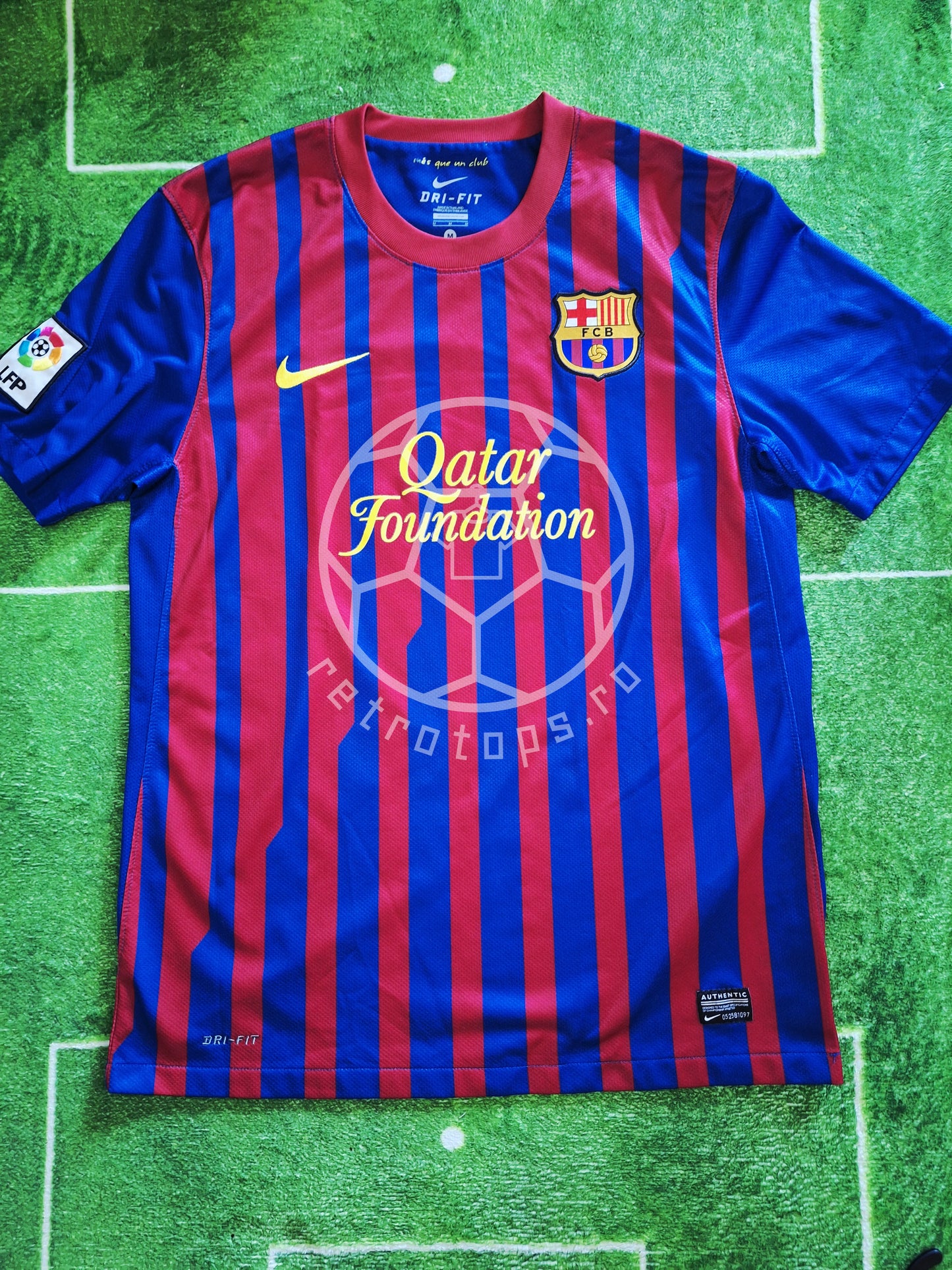 Barcelona 2011-2012 home shirt, Iniesta 8, M