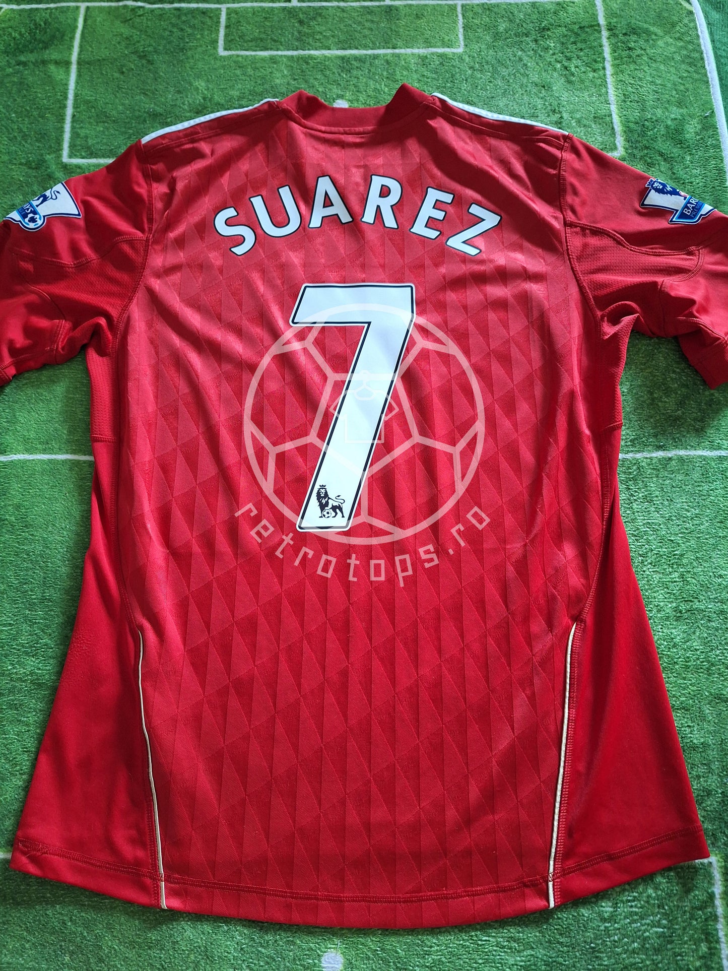 Liverpool 2010-2012 home shirt, Suarez 7, M