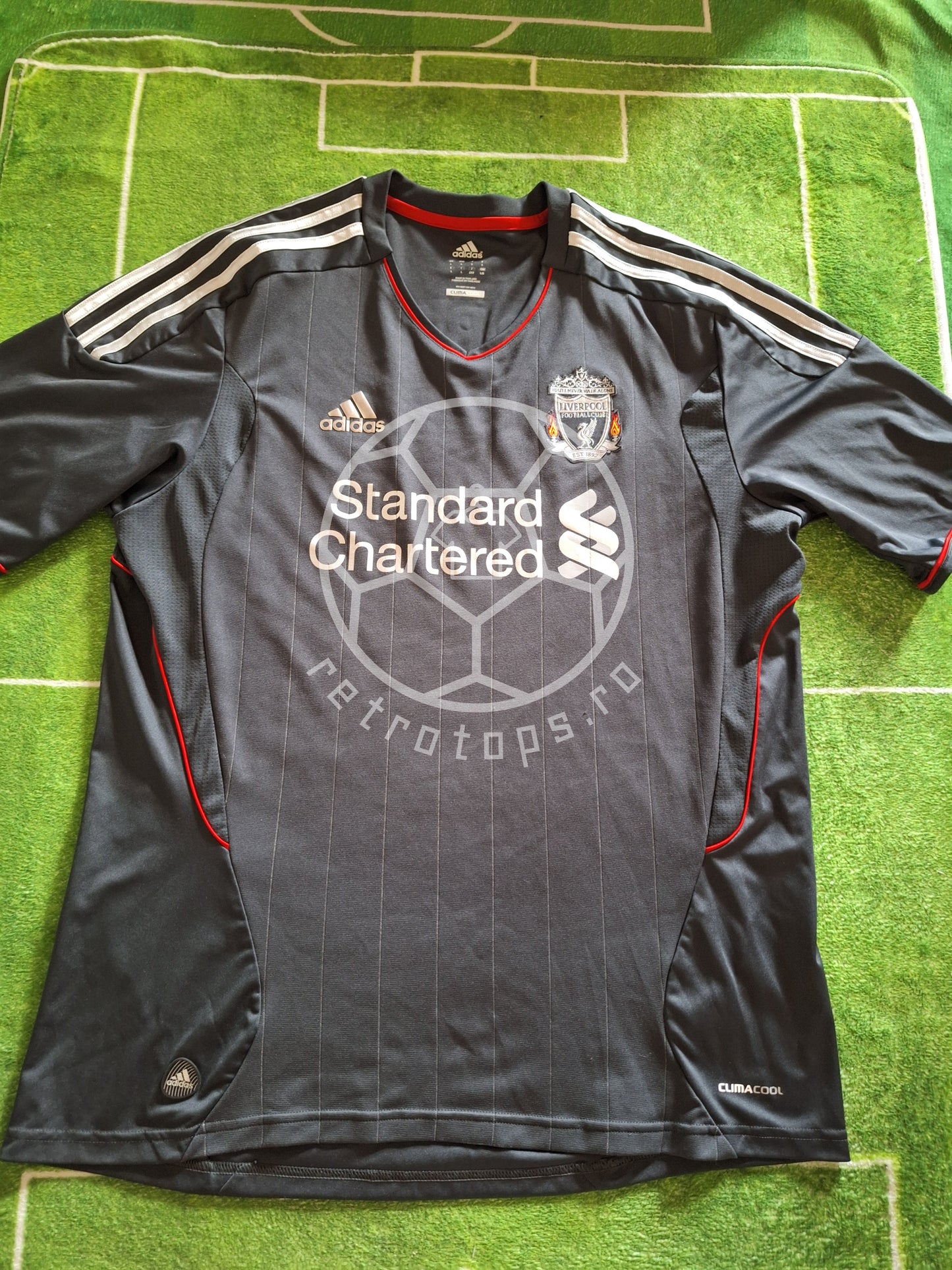 Liverpool away shirt 2011-2012, Gerrard 8, L