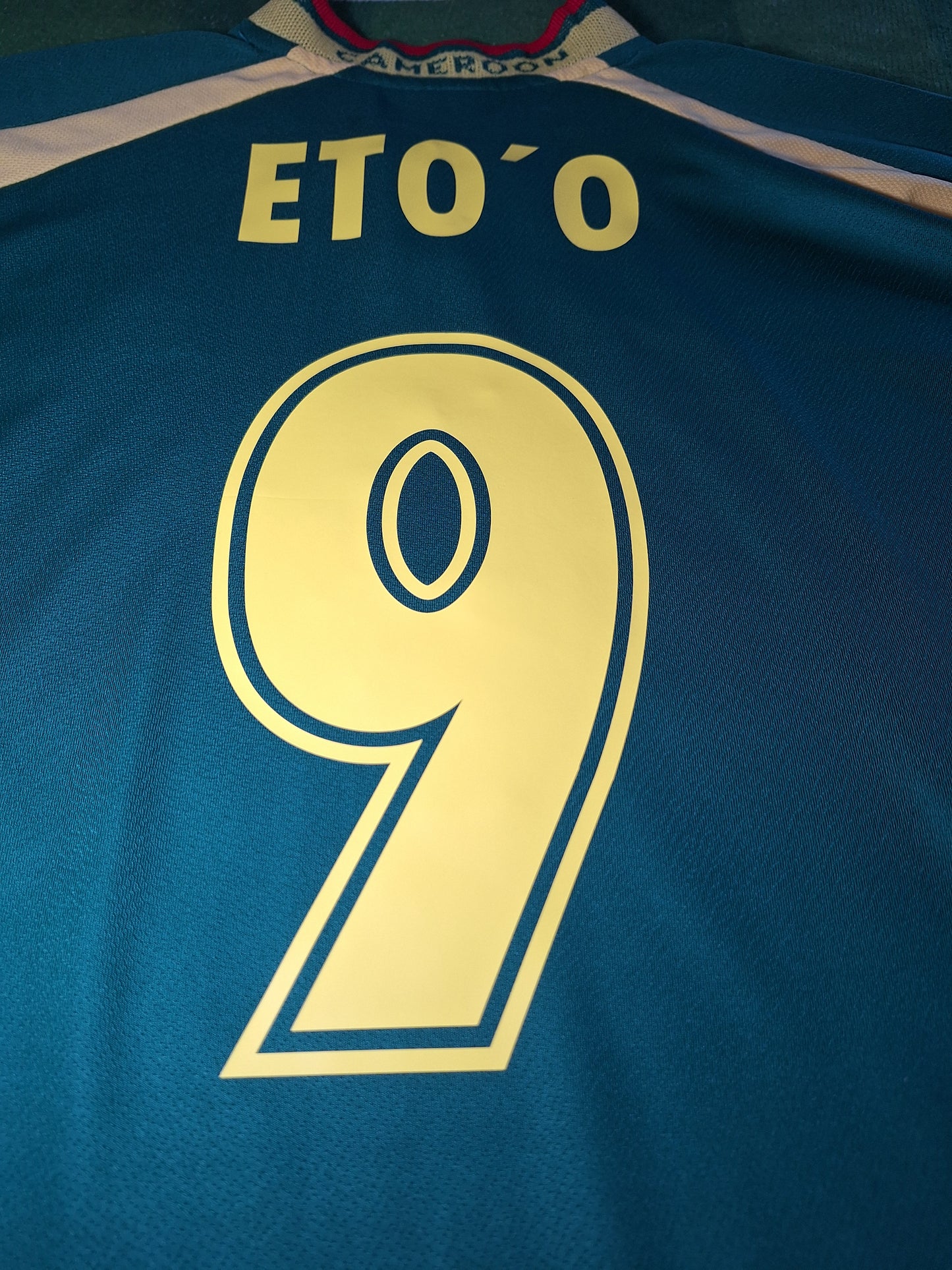 Cameroon 2000 home shirt, Eto'o 9, M